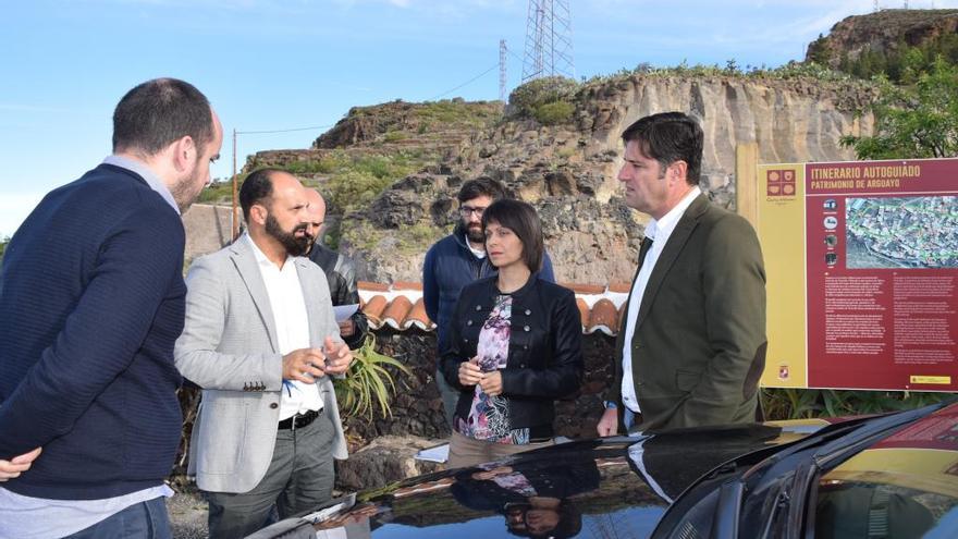 El Alcalde firma el acta de replanteo para iniciar las obras de mejora de urbanización del casco histórico y del entorno de la plaza de Arguayo