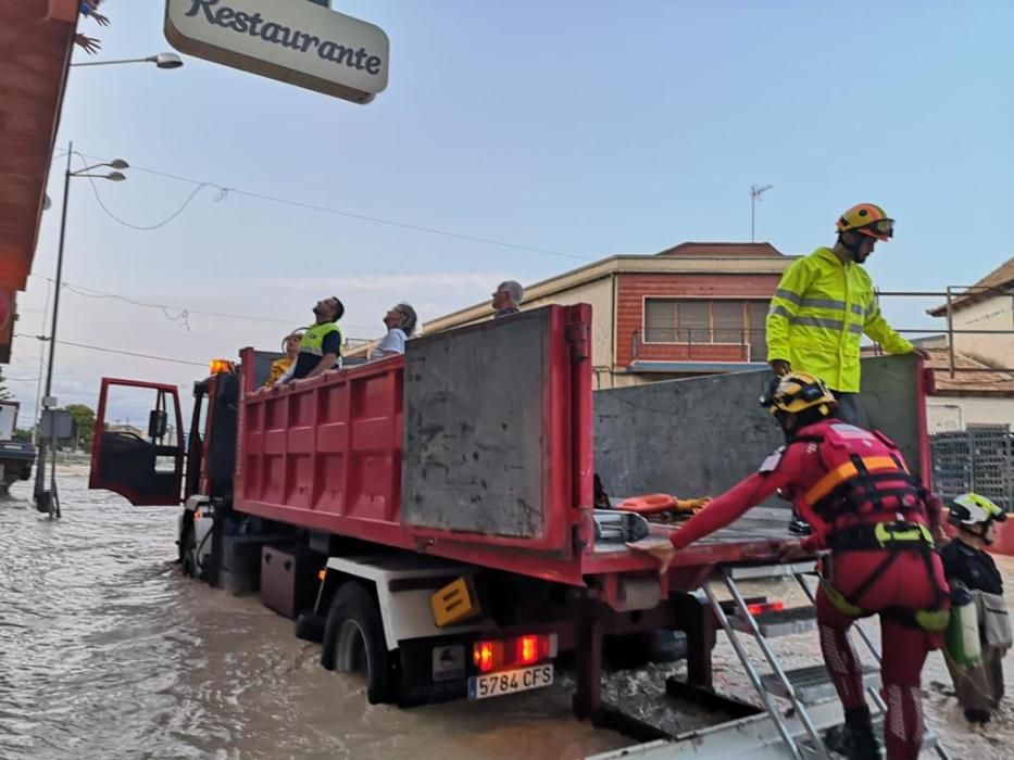 Bomberos y Protección Civil de Alicante participan en las labores de auxilio en la Vega Baja.