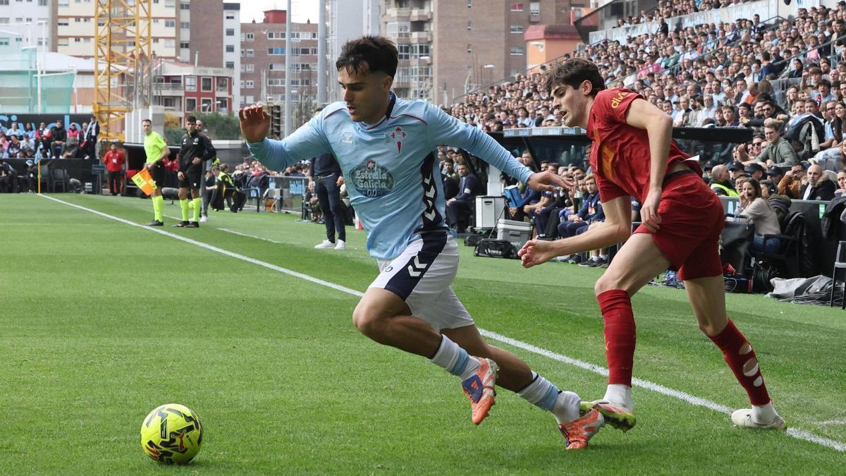 Miguel Román, en el partido de esta temporada en Vigo contra el Valencia