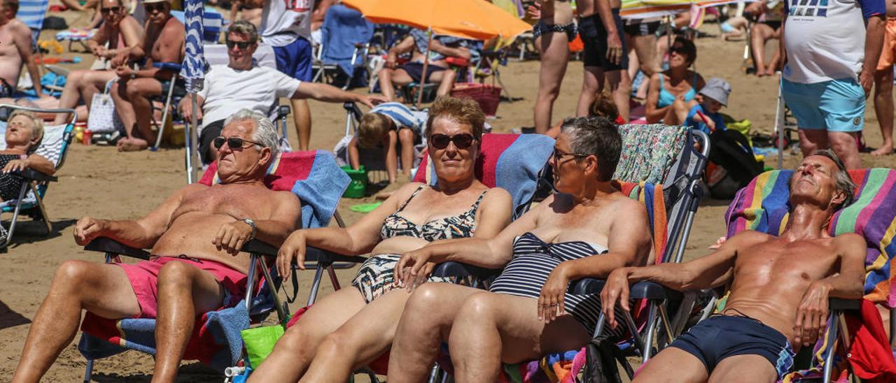 Bañistas en la playa de Los Locos de Torrevieja.