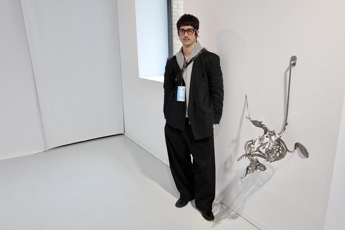 Pascual Fernández posa junto a una de sus obras el día de la inauguración de la exposición colectiva, en la Cárcel Vieja.