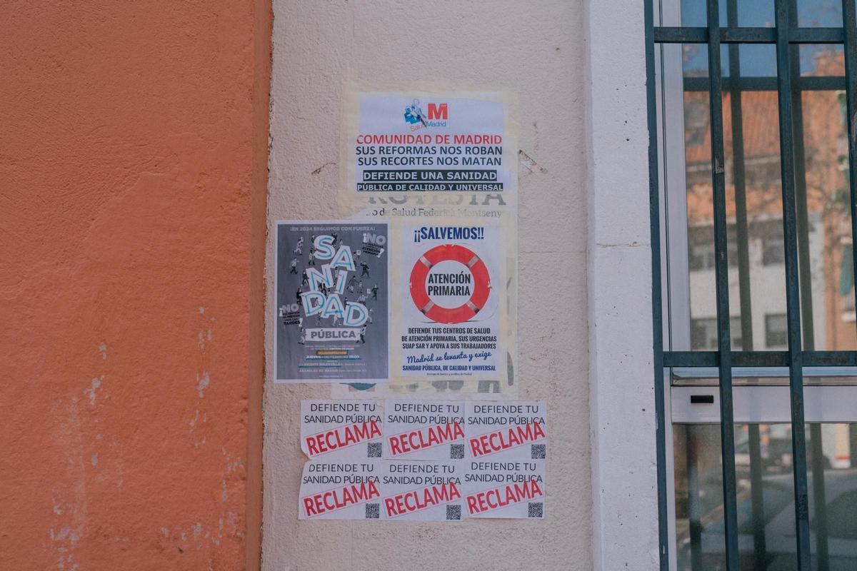 Carteles en defensa de la sanidad pública en el exterior del centro de salud de Puente de Vallecas.