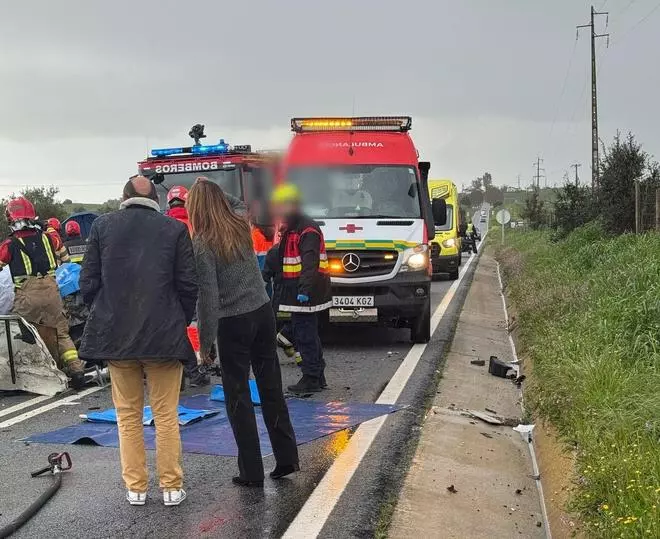 Una fallecida y dos heridos en una colisión frontal en la carretera que une Badajoz con Campomayor