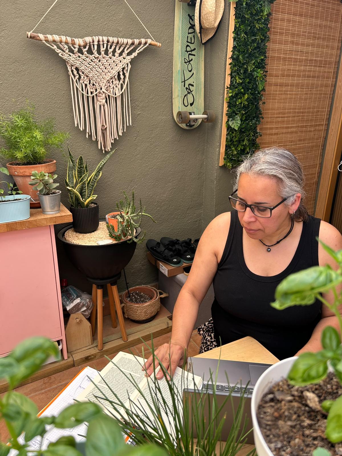 Lizbeth Letelier Carrillo trabaja en un libro sobre su historia familiar.