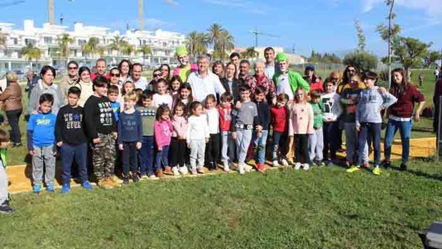 El alcalde, García Urbano, con varios niños en el parque de Cancelada.