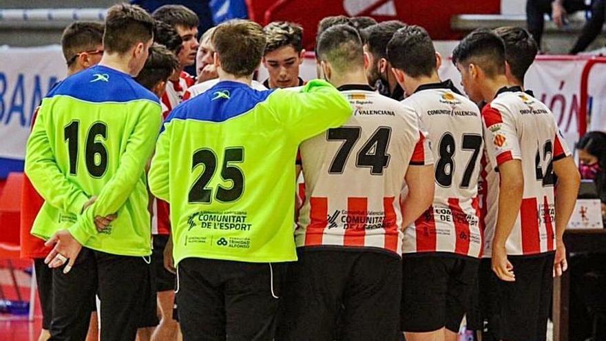 Los rojiblancos durante un
tiempo muerto en el partido
de ayer. Xoel Gil Vicente