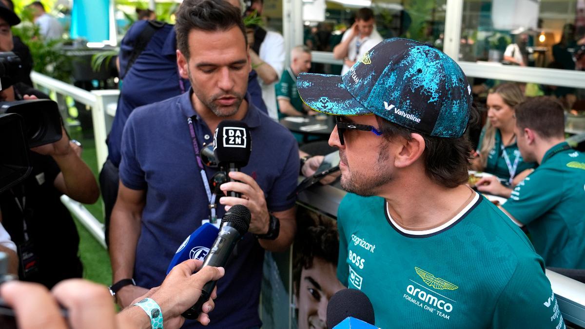 Fernando Alonso habla con los medios a su llegada al paddock de Miami, este jueves