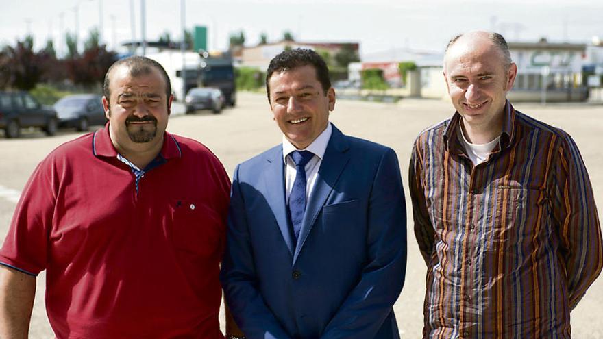 Jose Caamaño (en el centro) junto a los ingenieros Colao y Suárez en el Centro de Transportes.