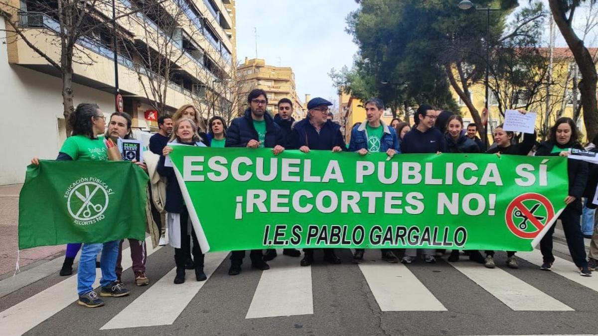 Protesta del IES Pablo Gargallo por el mal estado de las instalaciones del centro, este miércoles.