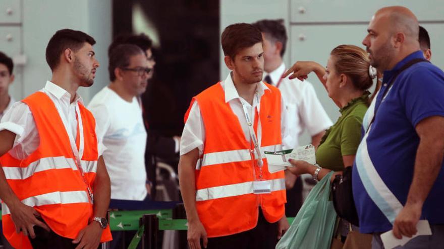 Personal de AENA en el aeropuerto de El Prat.