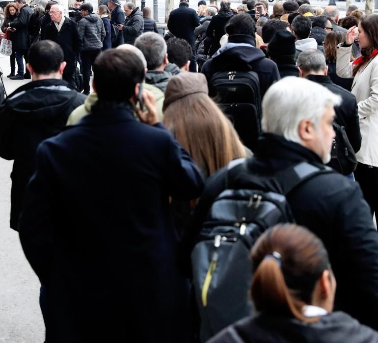 Ciudadanos esperan para depositar su voto