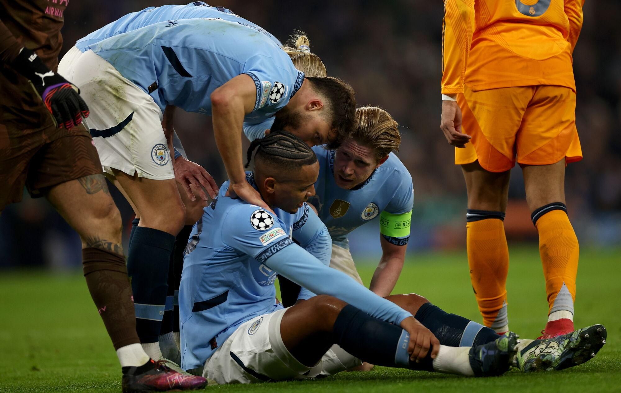 MANCHESTER (United Kingdom), 11/02/2025.- Manchester City defender Ruben Dias (L) and captain Kevin De Bruyne talk to teammate Manuel Akanji (sitting) during the UEFA Champions League knockout phase play-offs 1st leg match between Manchester City and Real Madrid, in Manchester, Britain, 11 February 2025. (Liga de Campeones, Reino Unido) EFE/EPA/ADAM VAUGHAN