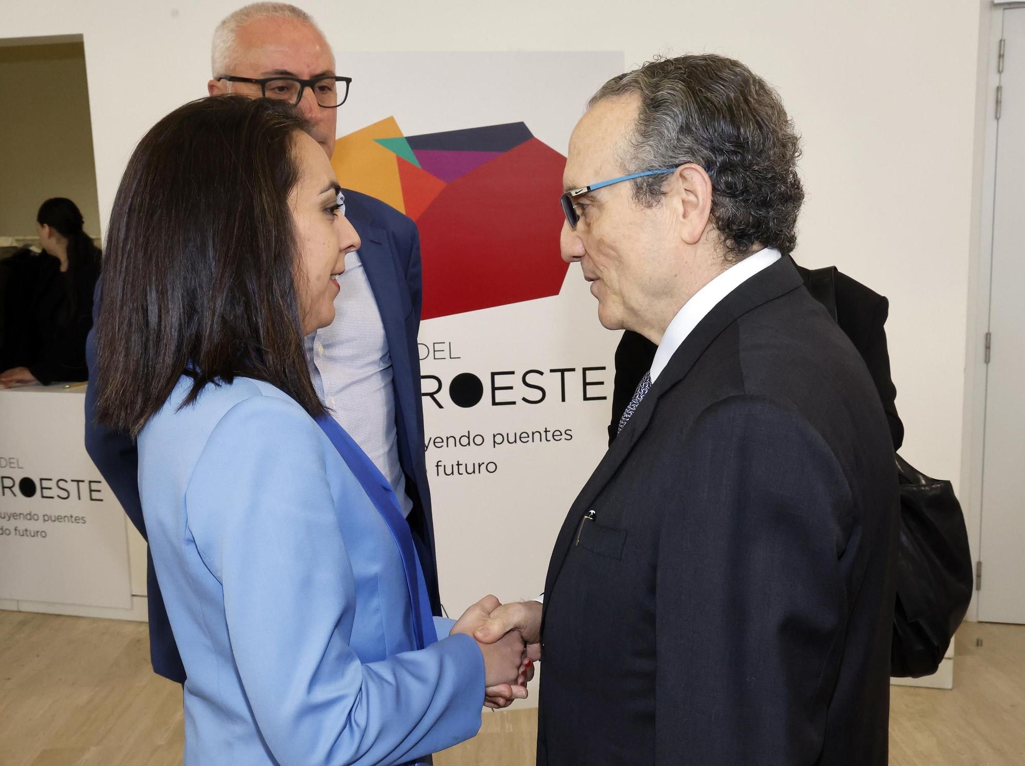 El poder político y empresarial se cita en Santiago