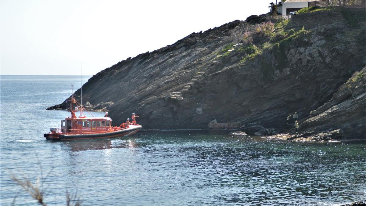 Bombers i Salvament Marítim en el lloc dels fets.