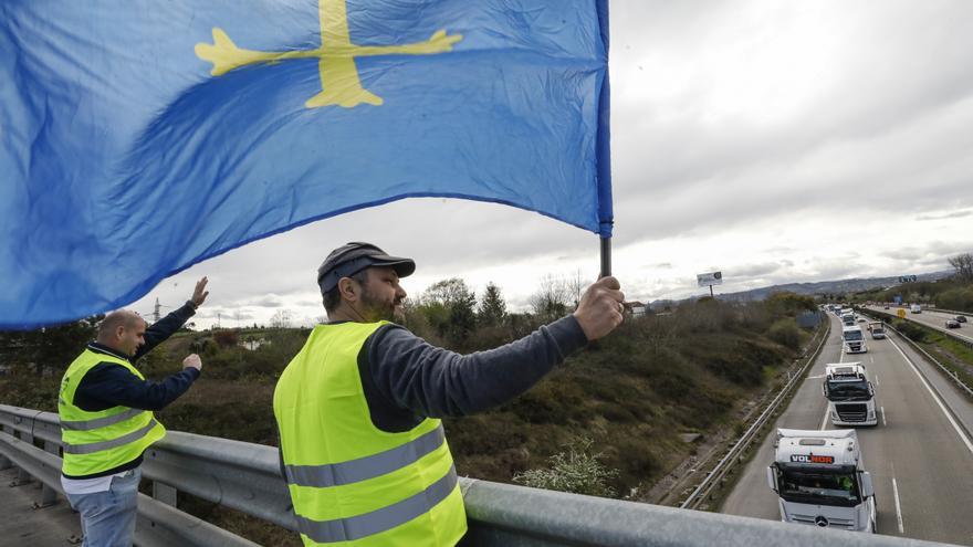 EN IMÁGENES: Así está siendo el paro del transporte en Asturias