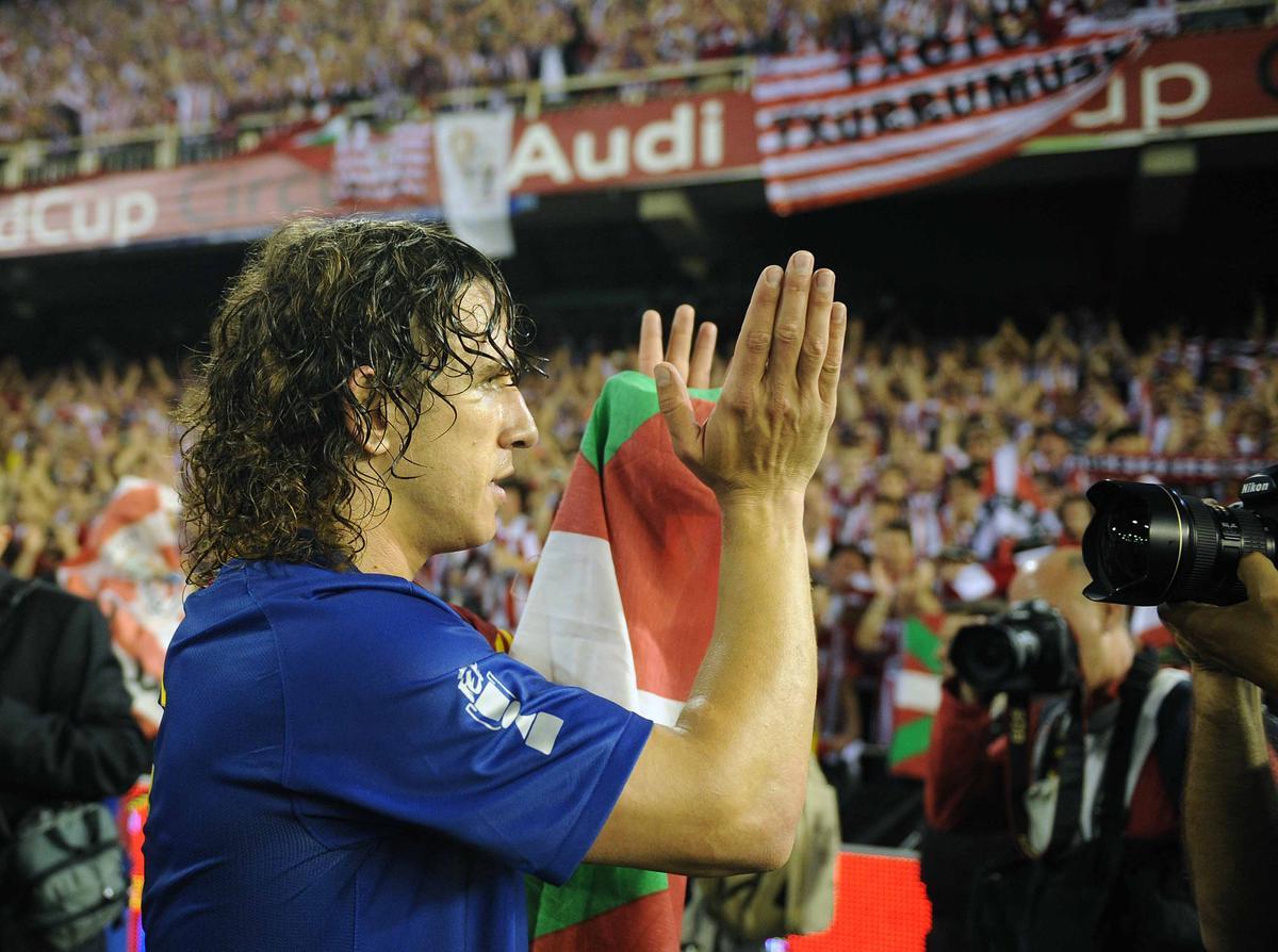 Puyol aplaude a la afición del Athletic, con la ikurriña, en Mestalla-2009.