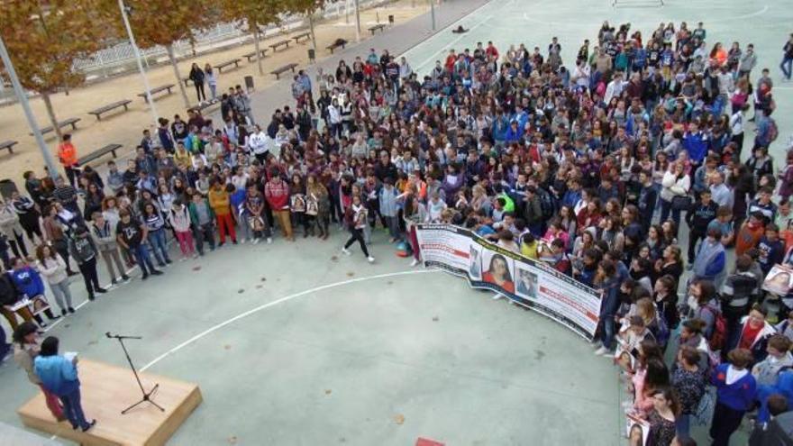 Concentración de los alumnos del IES 1 de Xàbia para mantener la búsqueda.