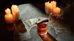 Un cóctel inspirado en el zodiaco de Azimuth Rooftop, en el Hotel Almanac de Barcelona.