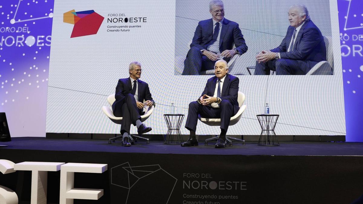 De izquierda a dercha, Martí Saballs, director de Información Económica de Prensa Ibérica, y José Bogas, consejero delegado de Endesa.