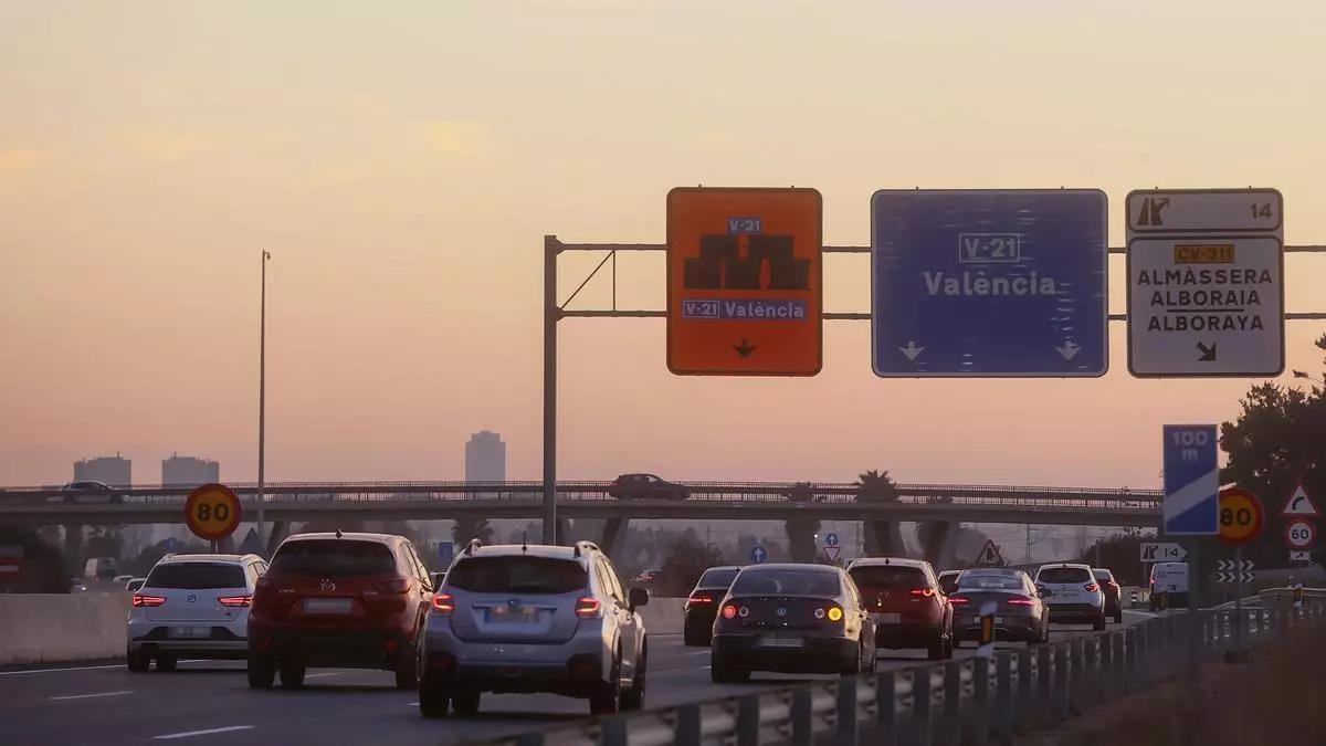Adiós a la etiqueta B en el coche: la DGT confirma la V26 el acceso libre a los carriles Bus-VAO y el estacionamiento gratuito o bonificado en las zonas urbanas