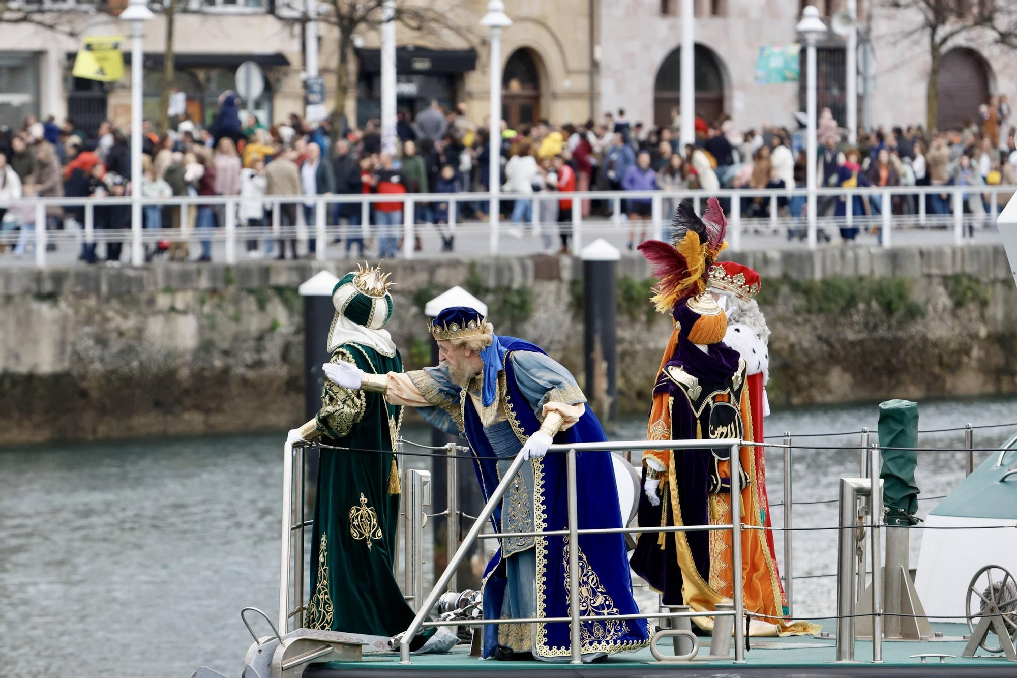 En imágenes: Los Reyes Magos desembarcan en Gijón