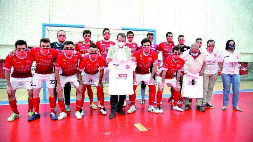 Visita del alcalde a la plantilla. En los prolegómenos del partido, los coruxistas recibieron la visita del alcalde, Abel Caballero; el concejal de Deportes, Manel Fernández, y los patrocinadores Cándido González, su hija María y Fernando Rolland, como representantes del Grupo Ganomagoga y las Guarderías Lúa. | FDV