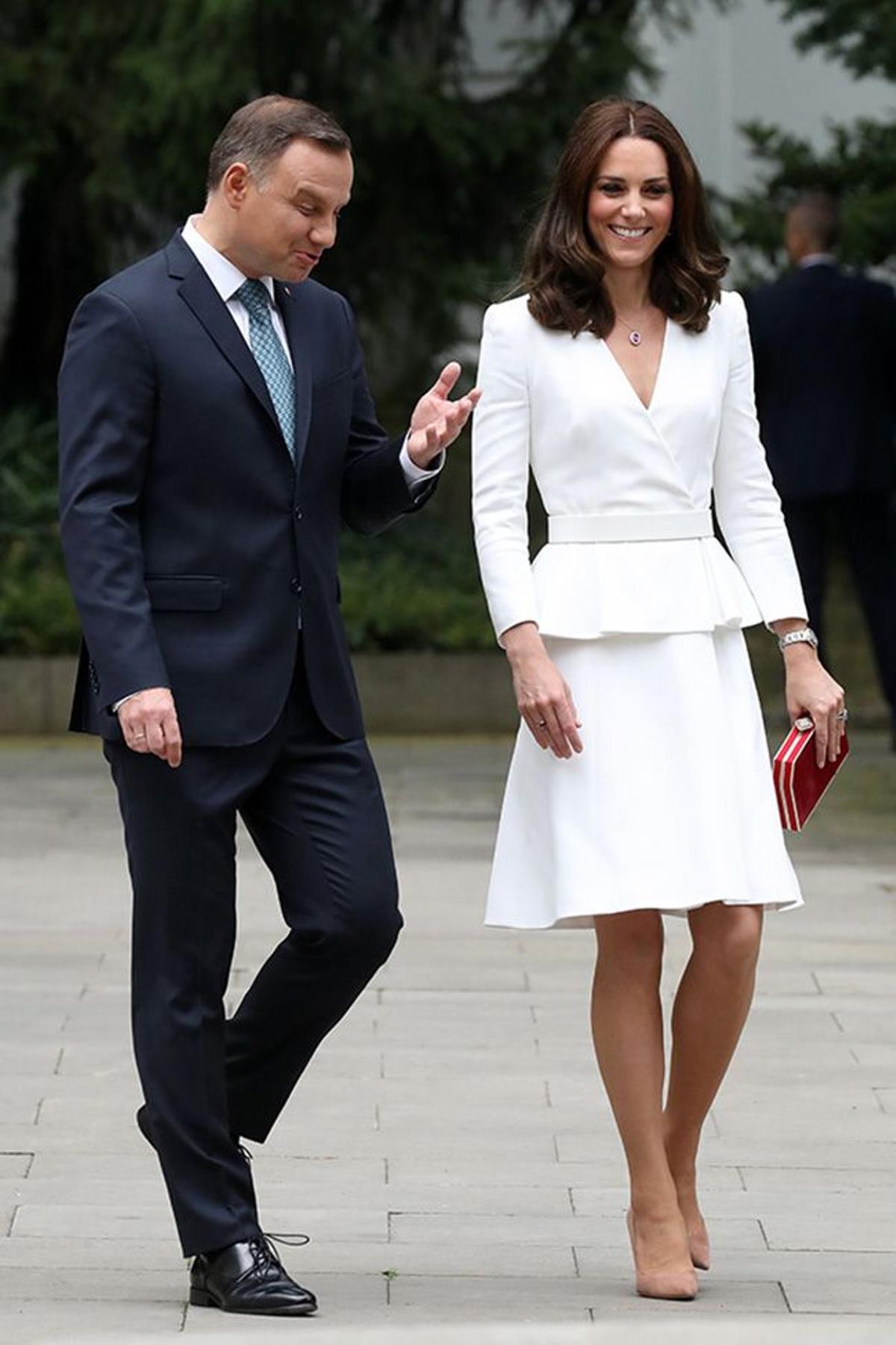Kate Middleton con traje blanco de Alexander McQueen