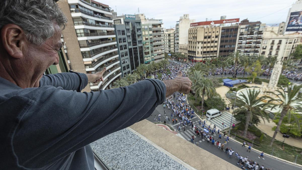 Enrique Ortiz observa este domingo desde un balcón de Luceros la celebración del ascenso