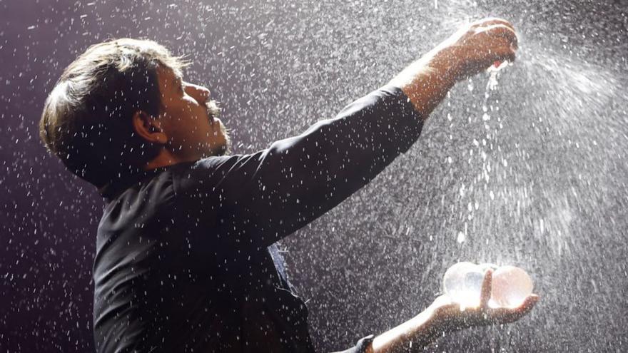 Miguel Muñoz “solidificando” las gotas de agua.