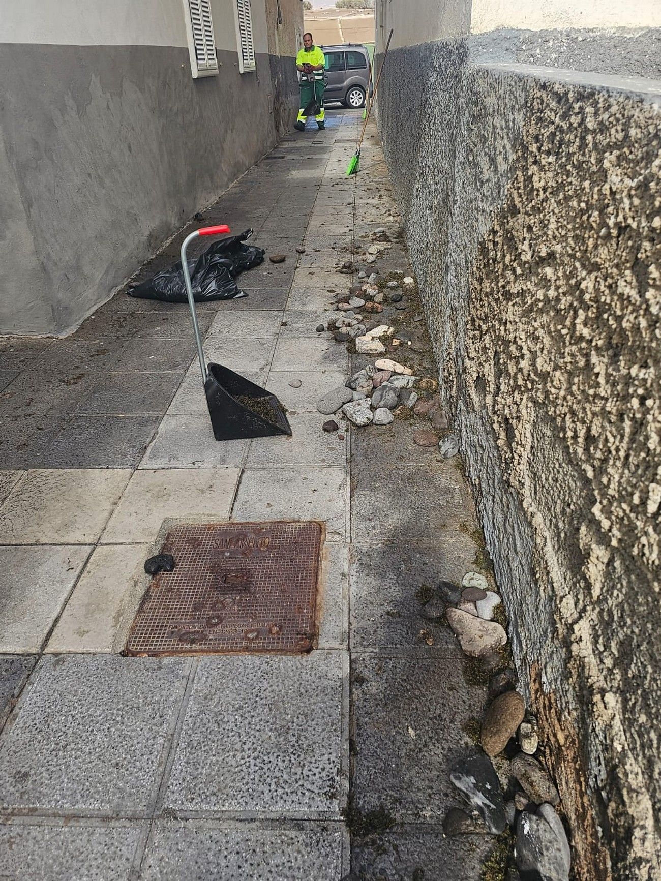 Limpieza intensiva en Ojos de Garza tras la acumulación de piedras, ceba y arena por la subida de la marea