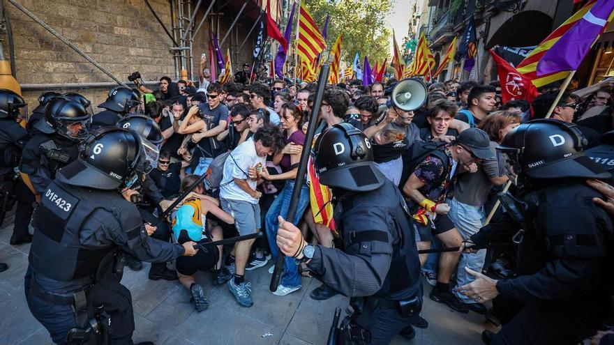 Els Mossos carreguen contra independentistes d'esquerra que s'oposen a la presència d'Aliança al Fossar de les Moreres