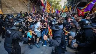 Els Mossos carreguen contra independentistes d'esquerra que s'oposen a la presència d'Aliança al Fossar de les Moreres