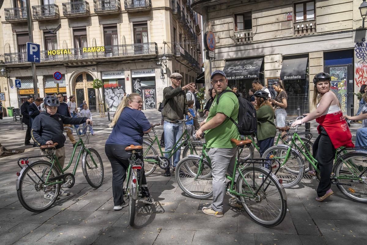 Barcelona se vacía de vecinos y se llena de turistas