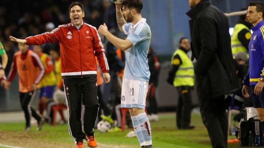 Berizzo da indicaciones mientras Planas se dispone a sacar de banda. // R. Grobas