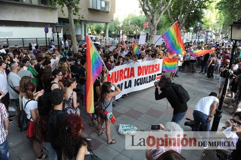 Concentración LGTBI en protesta por la manifestación neonazi del sábado