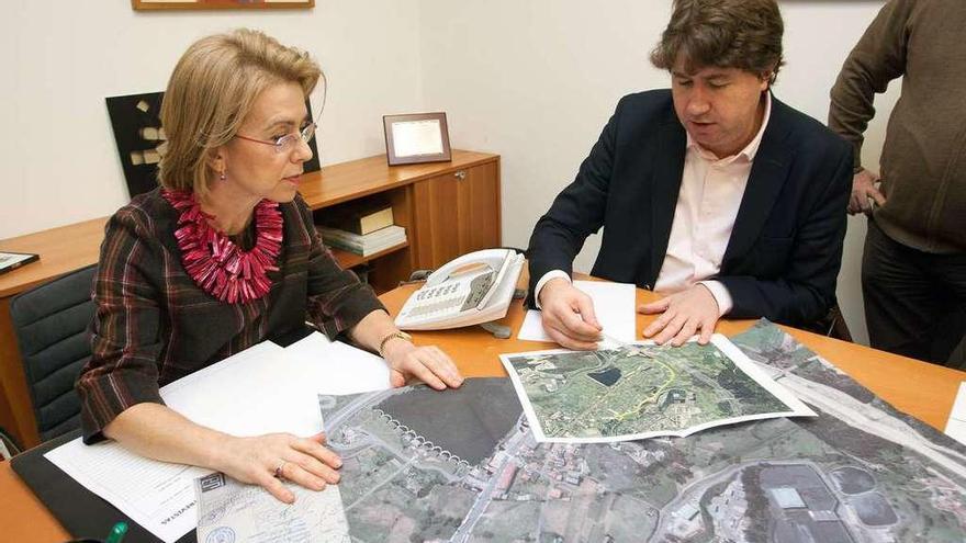 El alcalde arteixán muestra unos planos de la circunvalación de Meicende en una reunión en la Xunta.