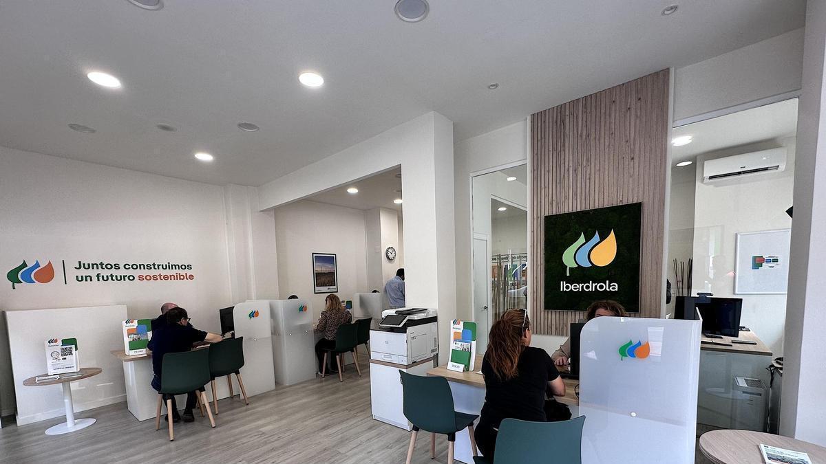Interior de la oficina de Iberdrola en Navalmoral de la Mata, uno de los 11 establecimientos de atención presencial de la compañía en la provincia de Cáceres.
