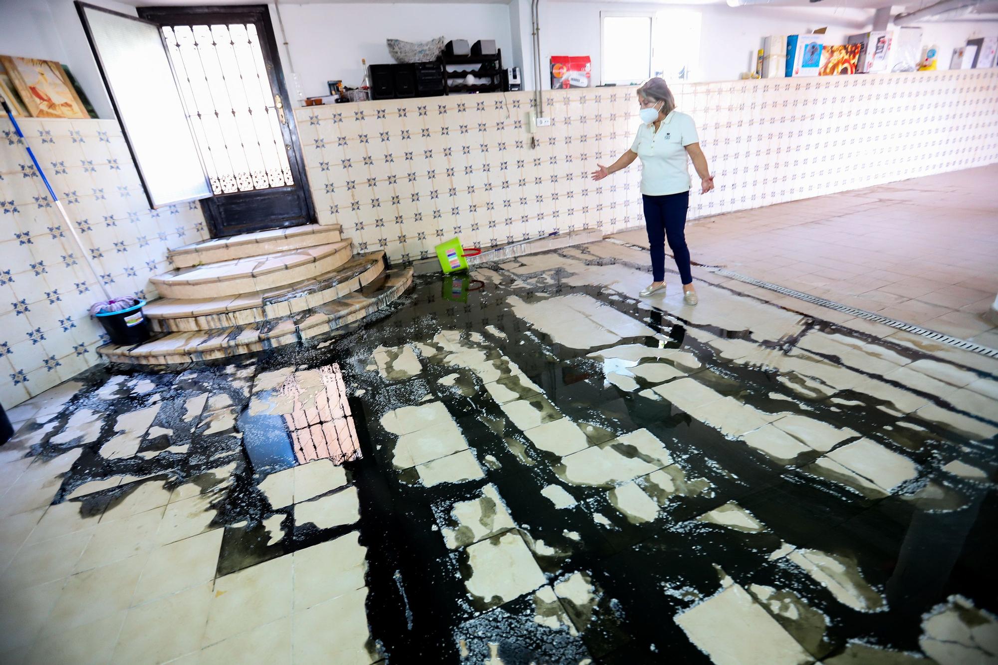 Aguas fecales rebosan desde hace un año en el sótano de la casa de una familia de Callosa de Segura