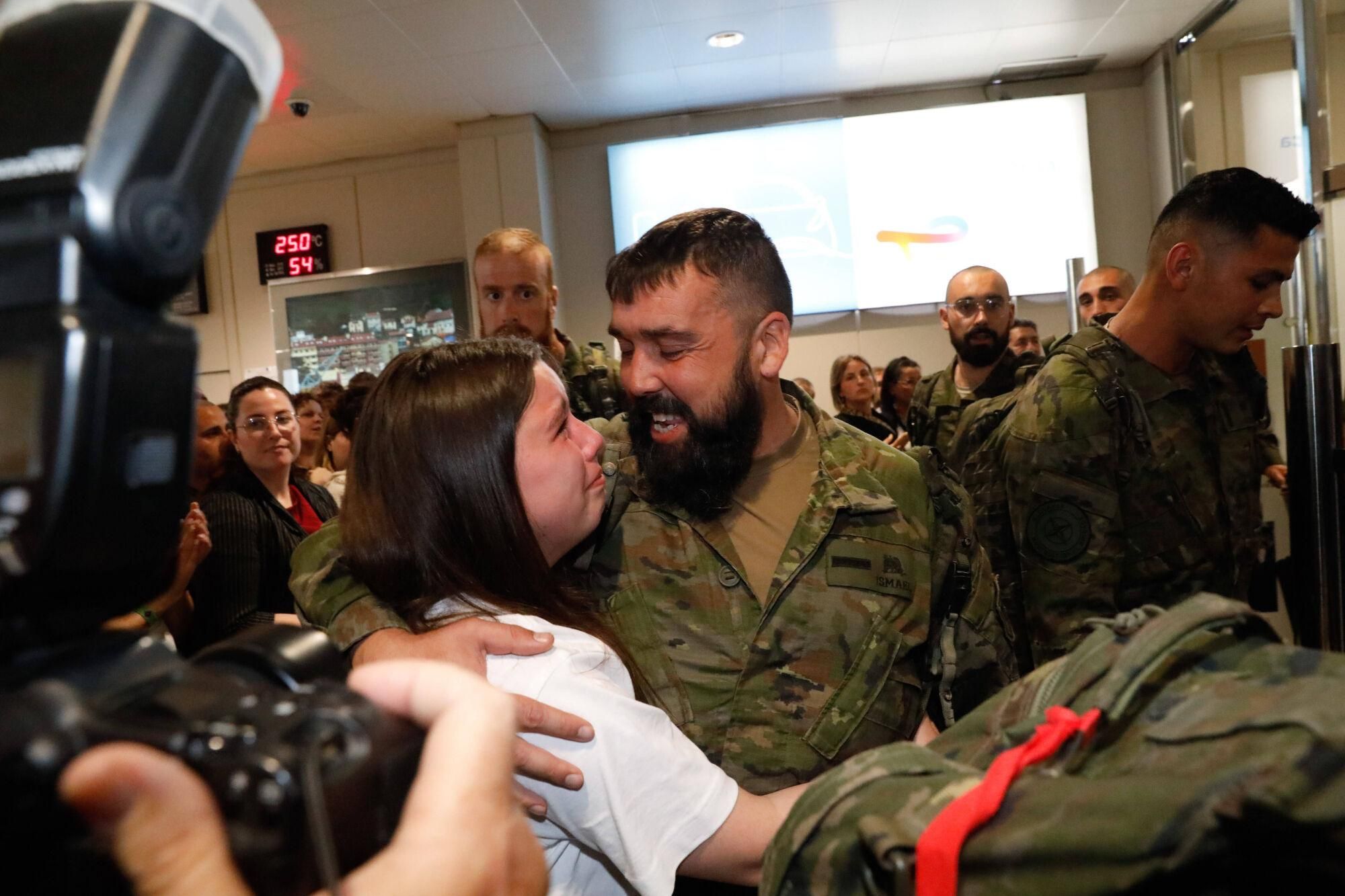 EN IMÁGENES: El regreso a Asturias en el aeropuerto del batallón "Toledo" tras meses en Eslovaquia