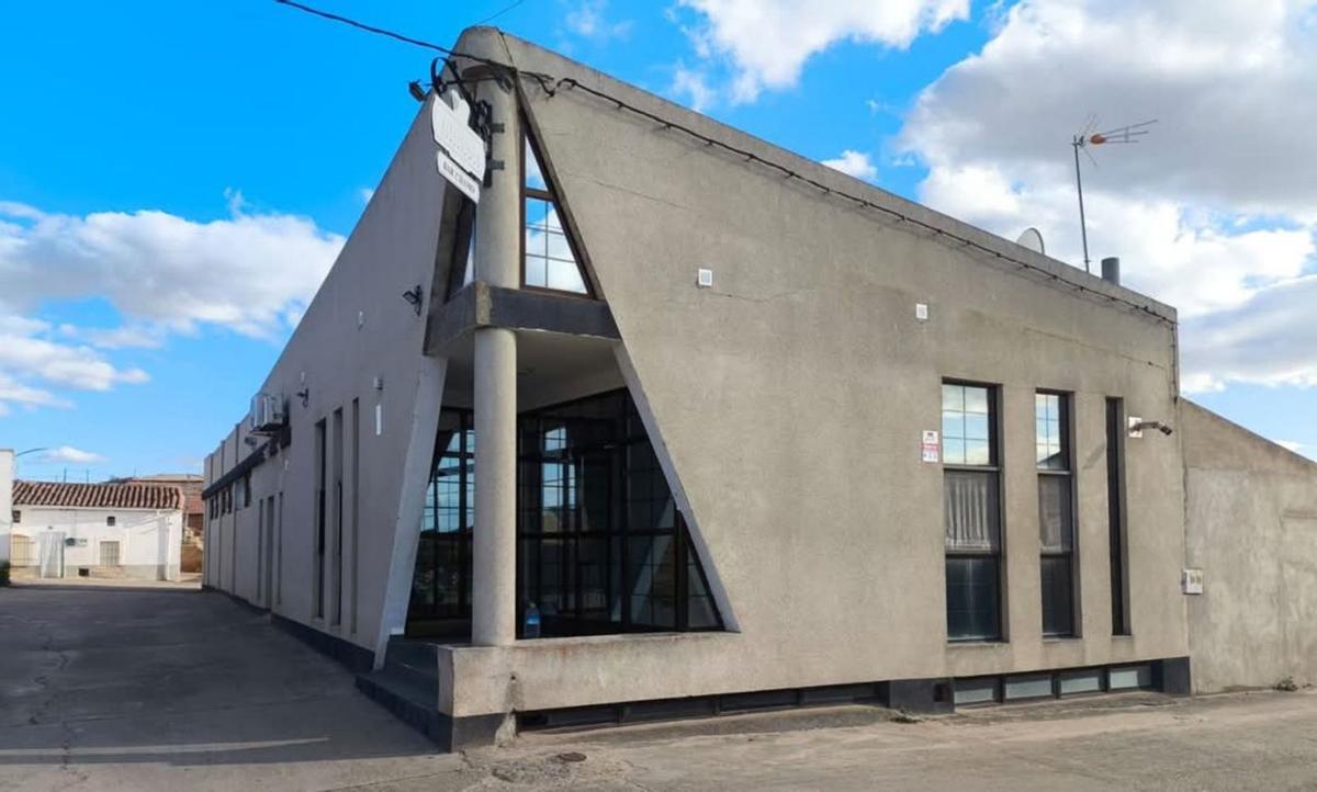 Edificio que alberga el bar del pueblo que, a partir del domingo, se alquila por jubilación. | CEDIDA