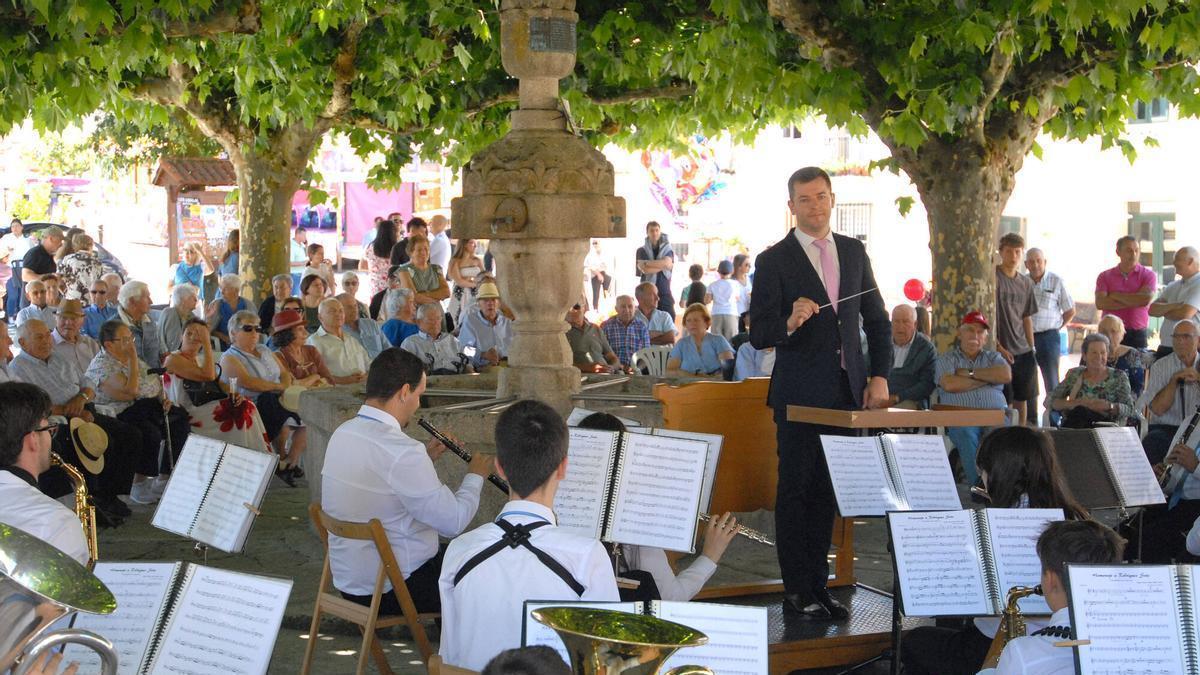 Concierto de la Banda de Música de Agolada durante las fiestas patronales, en junio.