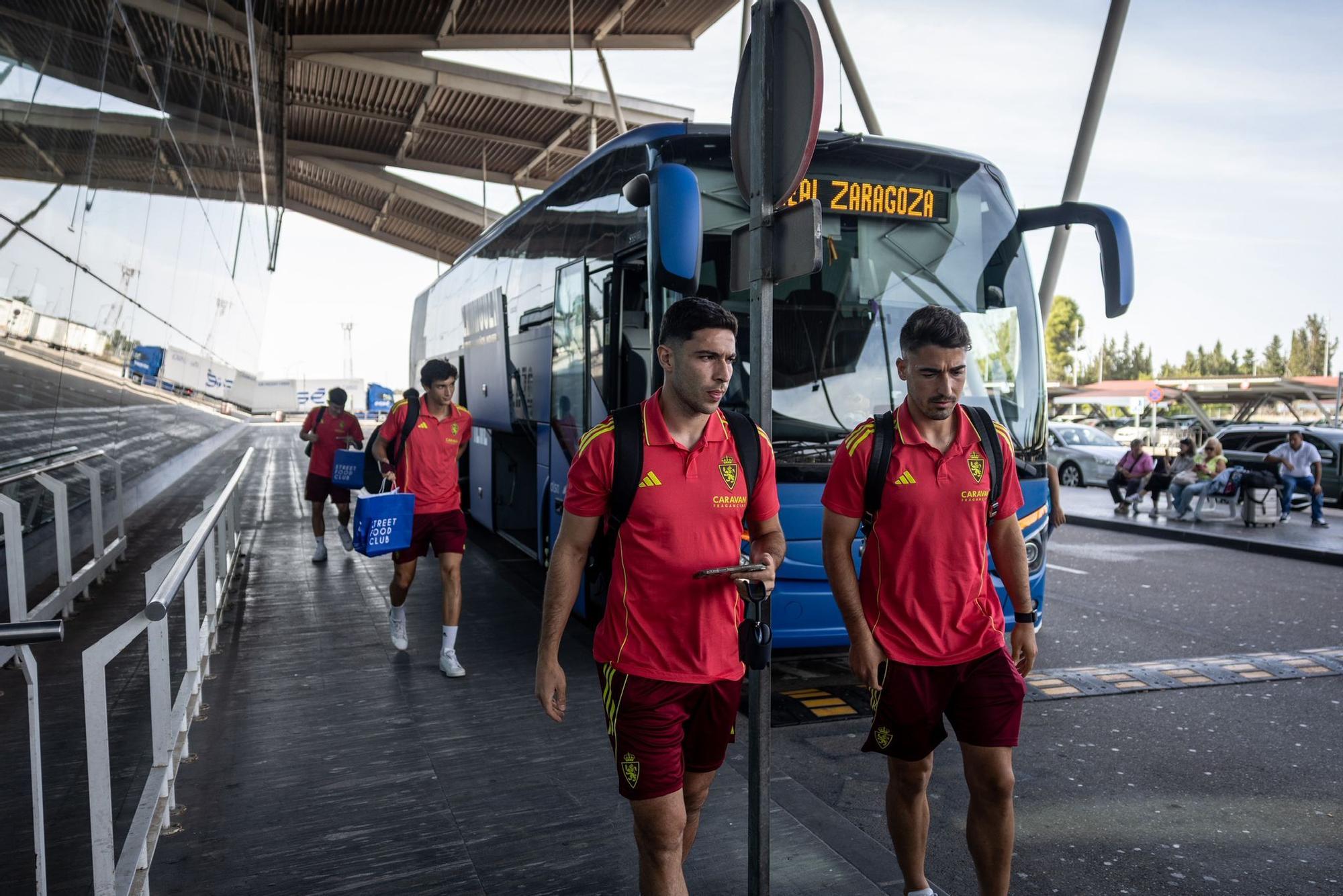 EN IMÁGENES | El Real Zaragoza pone rumbo a Tetuán para después viajar a Ceuta en autobús