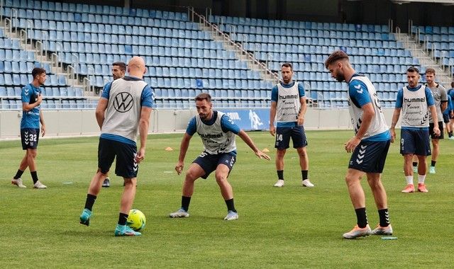 Entrenamiento del CD Tenerife a puerta abierta en el Heliodoro Rodríguez López