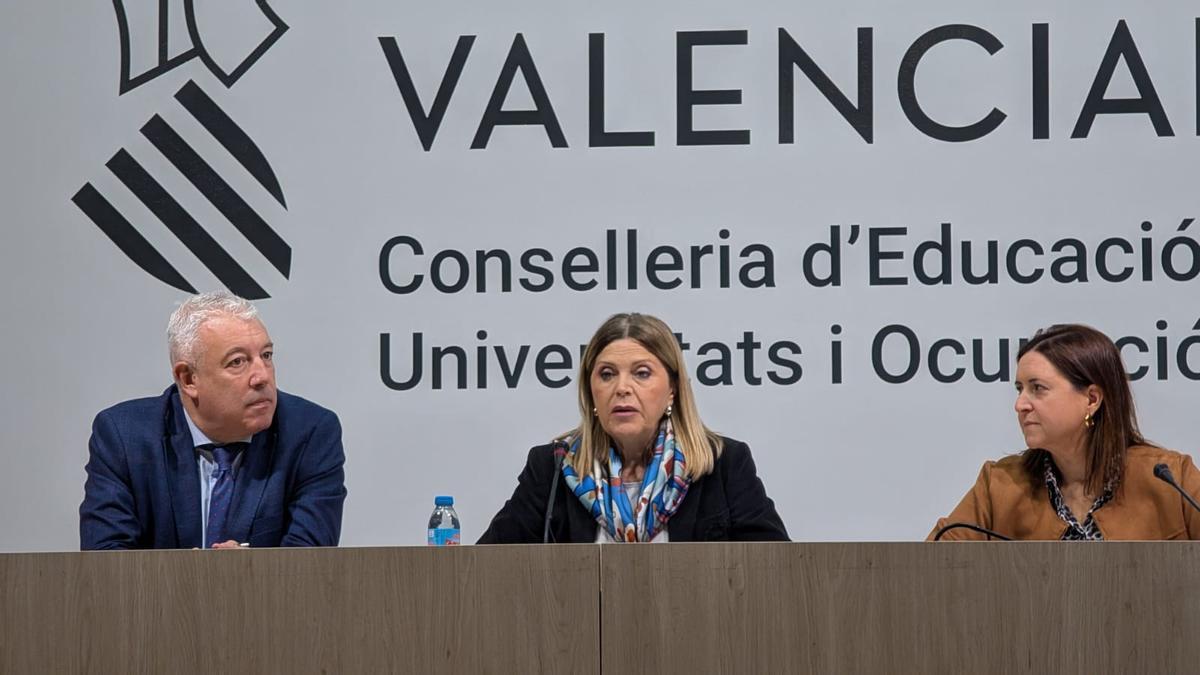 El secretario Autonómico de Educación, Daniel McEvoy, la consellera María del Carmen Ortí y la directora general de Inclusión Xaro Escrig.