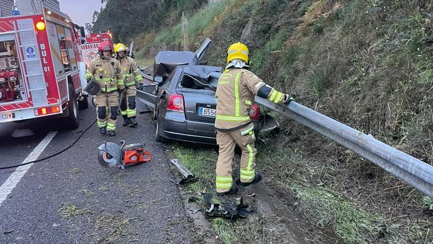 Bomberos de Ribeira en el lugar del accidente.