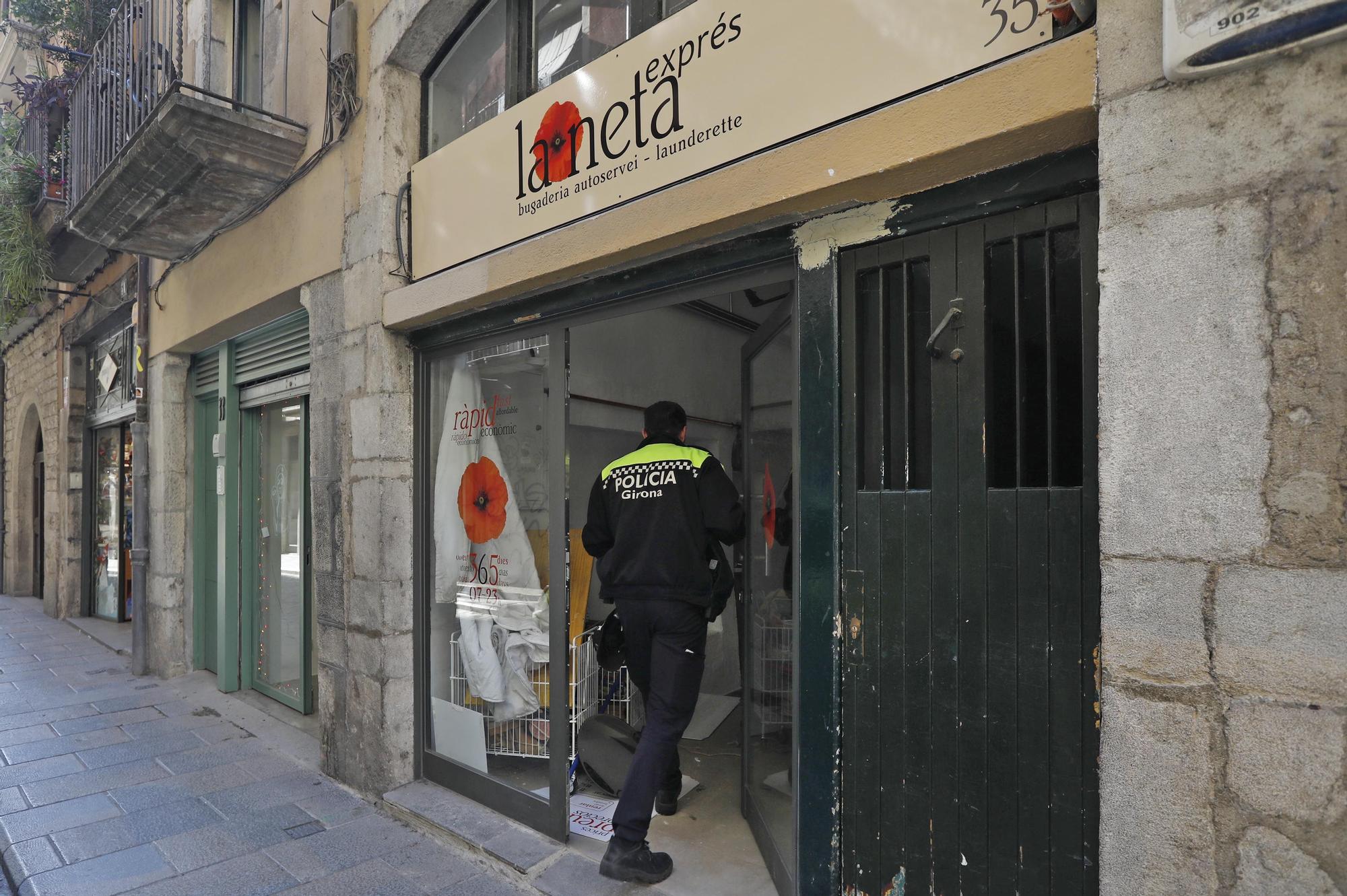 Causa danys en una bugaderia del Barri Vell de Girona, el detenen i li troben quilos de droga