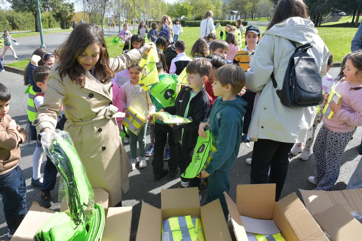 Alumnos del colegio Sal Lence plantaron 40 nuevos árboles en el parque de San Diego