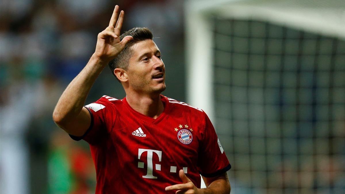 Robert Lewandowski celebra su tercer gol en la Supercopa de Alemania.