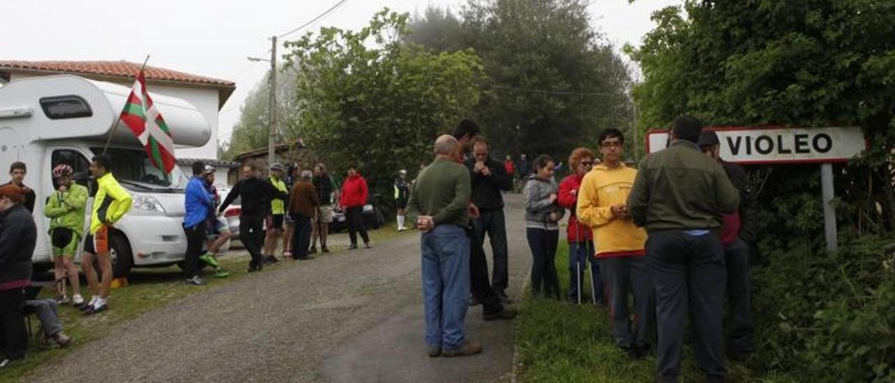 Aficionados en las duras rampas del Violeo