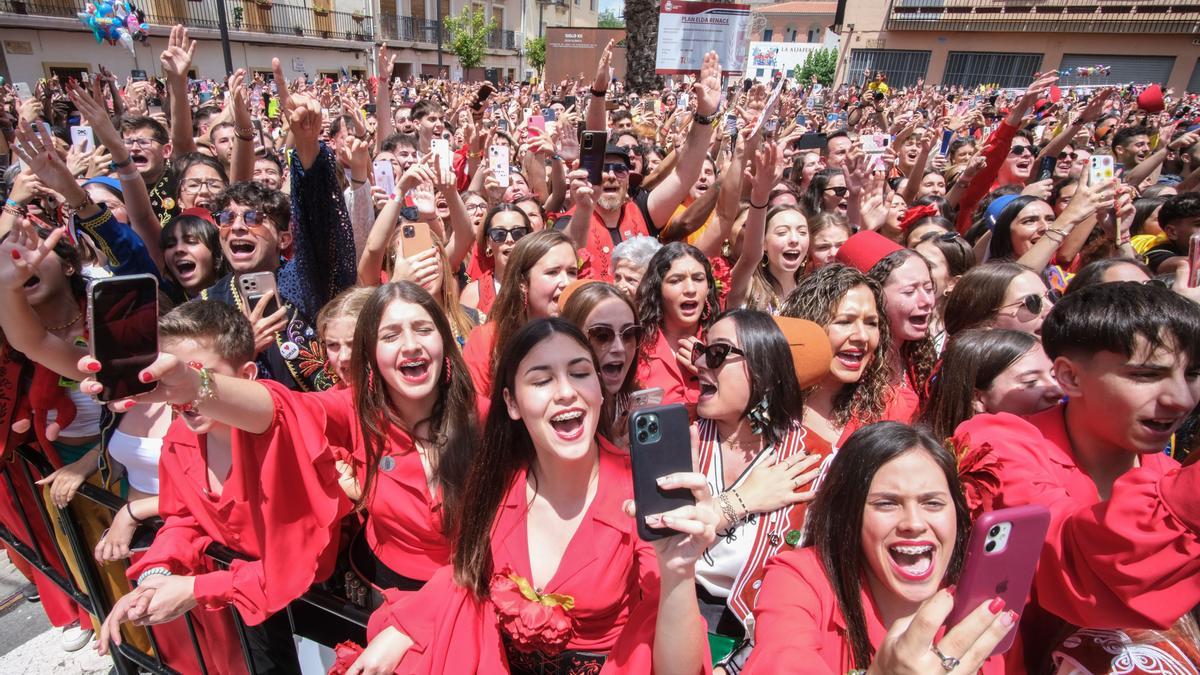 San Antón llega a la Iglesia de Santa Ana con miles de voces coreando su himno